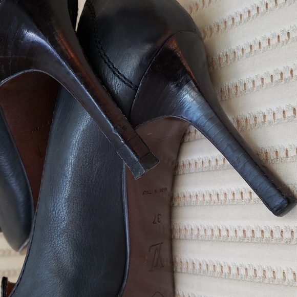 LOUIS VUITTON PUMPS WITH LV CUBE CHARM - Picture 9 of 11